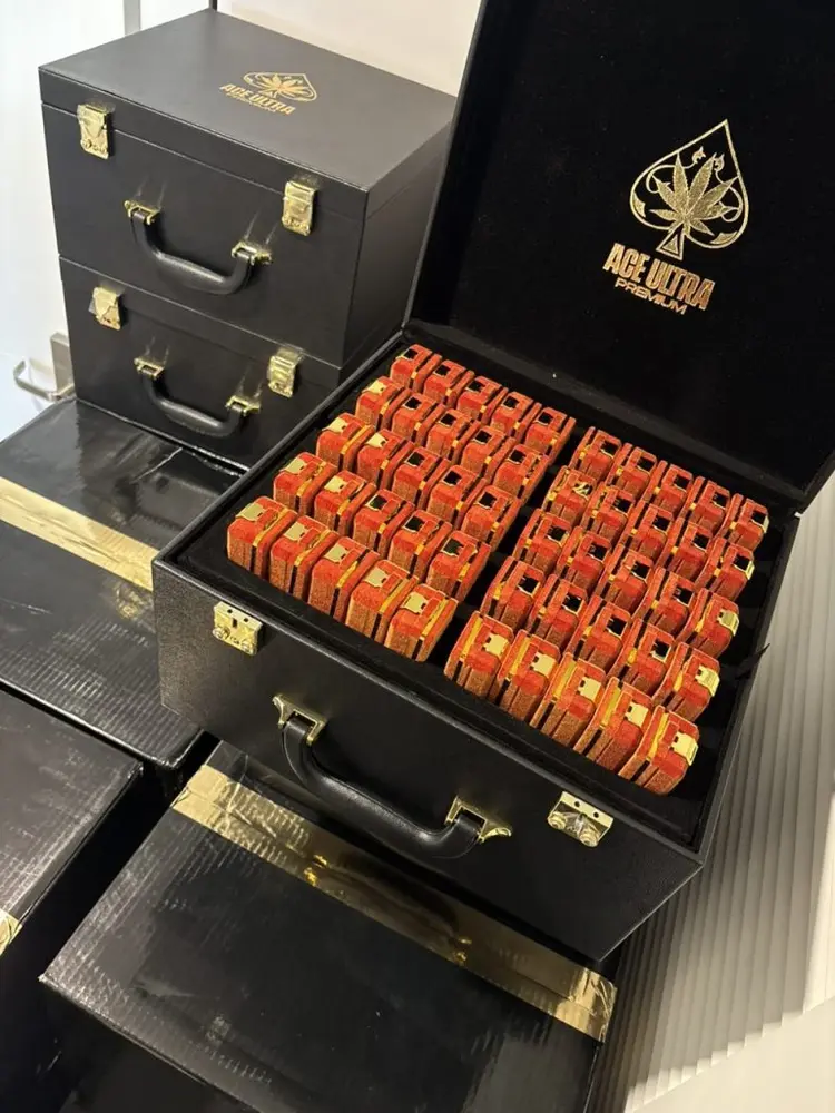 Black Badge — 100 PCS Master Box